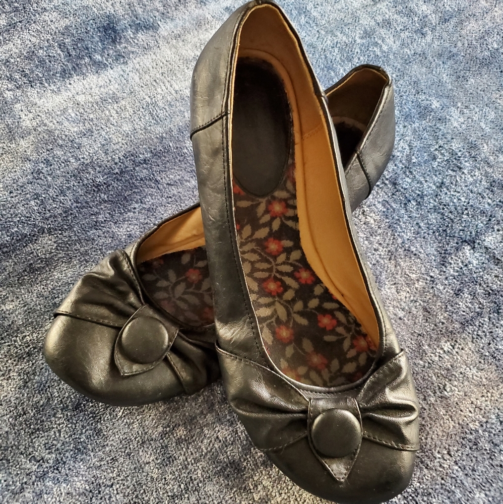 Mia Parker Black Flats Size 9